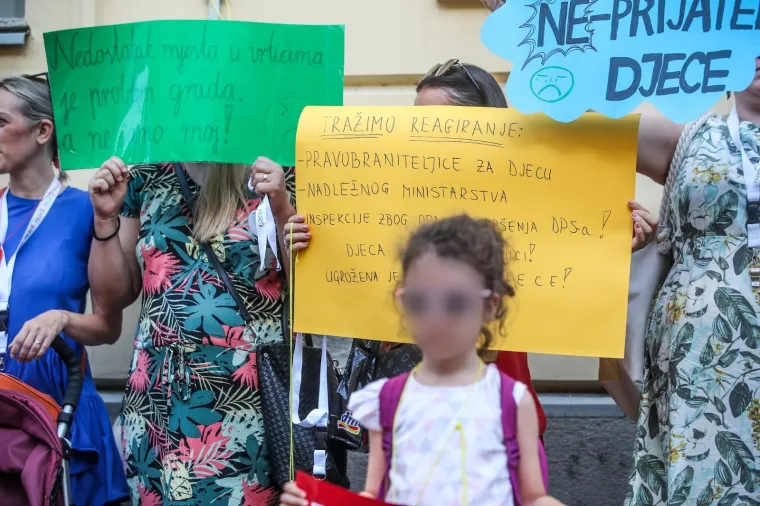 'Roditelji odgojitelji' prosvjeduju ispred Gradske skup&scaron;tine: 'Toma&scaron;eviću, djeca ne mogu čekati!'