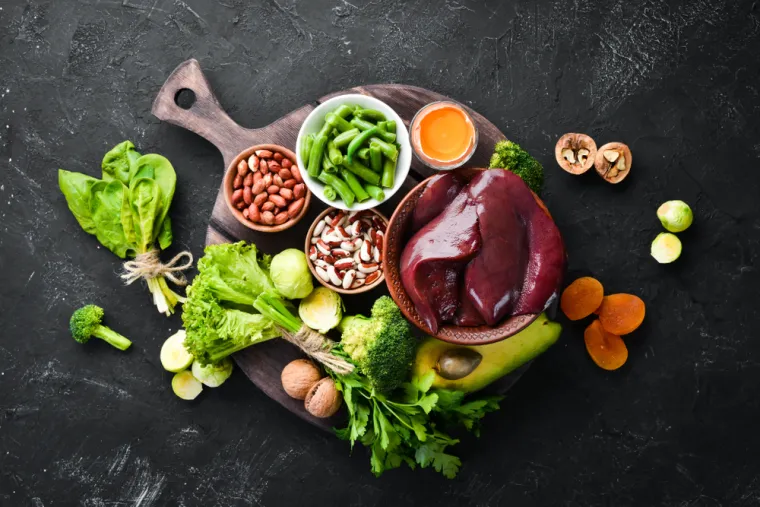 2. Nedostatak vitamina: Nedostatak vitamina B12 može uzrokovati nedostatak crvenih krvnih stanica, bijelih krvnih stanica i proizvodnju trombocita, što može dovesti do anemije. Za razliku od drugih oblika nedostataka, anemija nedostatka vitamina B12 obično je uzrokovana faktorima rizika koji nisu povezani s nedovoljnim unosom vitamina iz hrane. Ako nemate protein u želucu koji pomaže apsorpciji vitamina B12, možda nećete moći apsorbirati vitamine iz hrane. Osim toga, životne navike - uključujući konzumiranje alkohola, uzimanje određenih lijekova i prisutnost određenih medicinskih stanja - mogu otežati tijelu apsorpciju vitamina. Niska količina crvenih krvnih stanica u tijelu može uzrokovati blijedu kožu. 