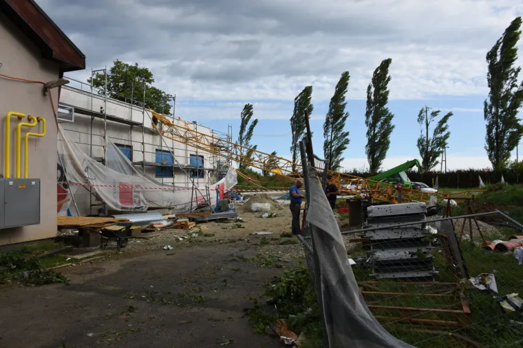 Nezapamćeno nevrijeme poharalo Sloveniju: Olujni vjetar čupao stabla kao od &scaron;ale, bilo je pljuskova i obilne tuče