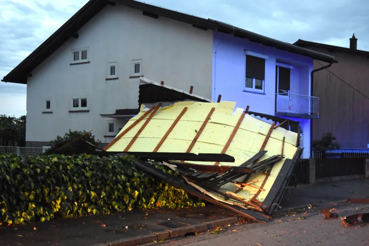 Nezapamćeno nevrijeme poharalo Sloveniju: Olujni vjetar čupao stabla kao od &scaron;ale, bilo je pljuskova i obilne tuče