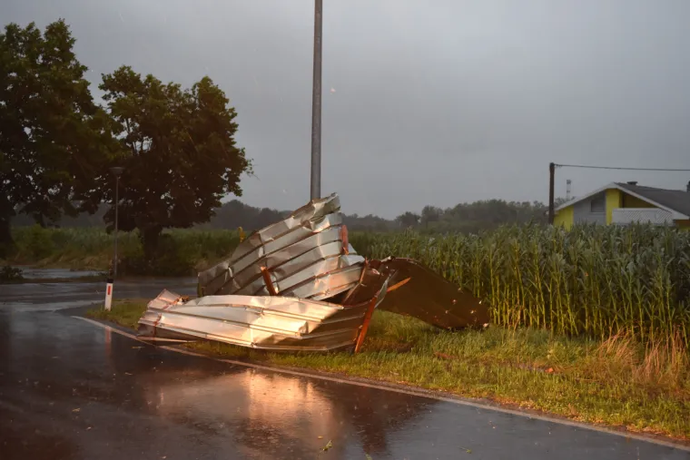 Nezapamćeno nevrijeme poharalo Sloveniju: Olujni vjetar čupao stabla kao od &scaron;ale, bilo je pljuskova i obilne tuče