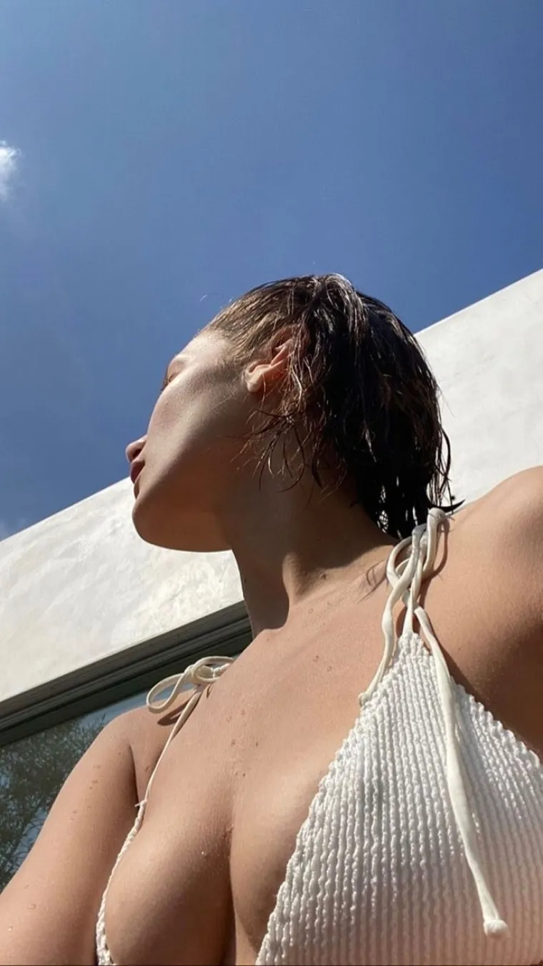 Bella Hadid minijaturnim bikinijima više otkriva nego skriva: Nije joj mogao odoljeti ni poznati pjevač