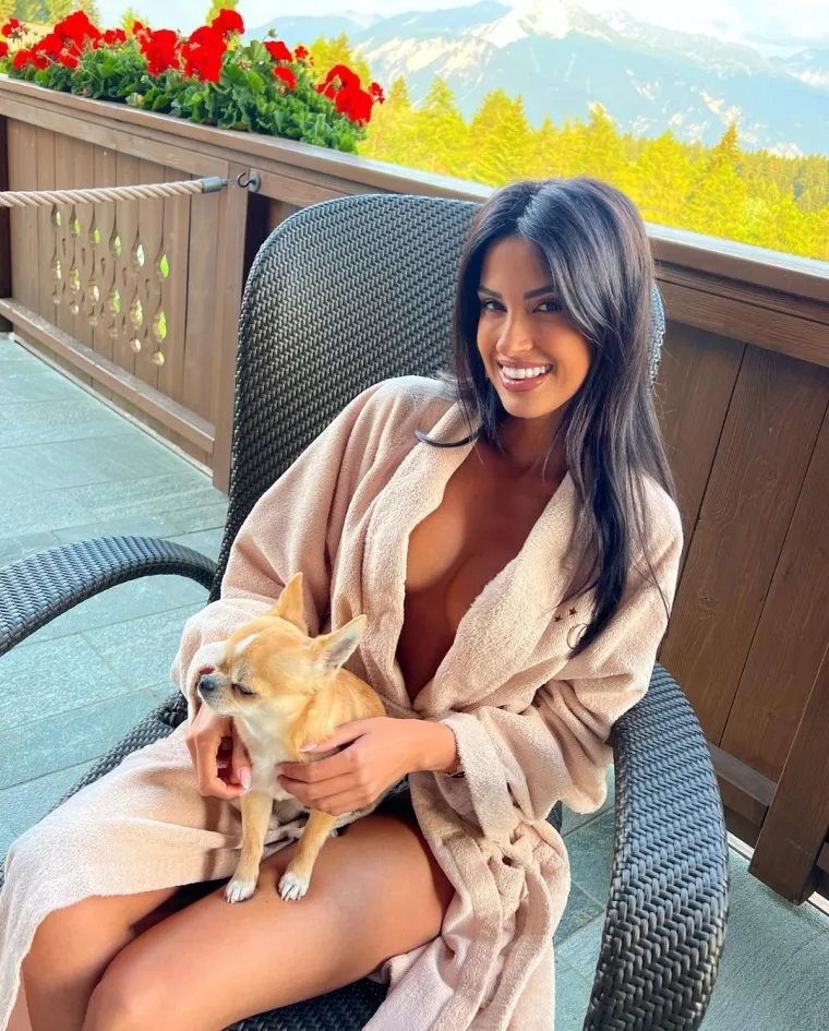 Pogledajte kako vruća brineta uživa: Sretniji od nje možda je samo fotograf, malo toga ostavila je ma&scaron;ti na volju