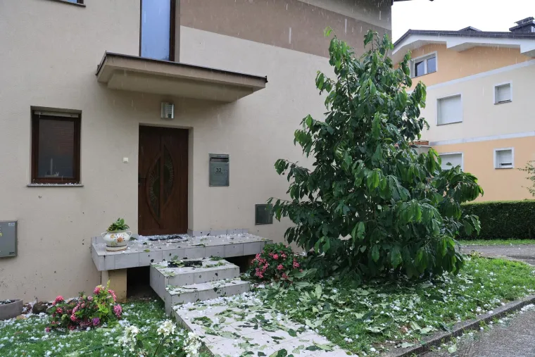 Pogledajte kakvu je štetu napravila tuča veličine teniske loptice u Krškom: Mnogima su limeni ljubimci izrešetani