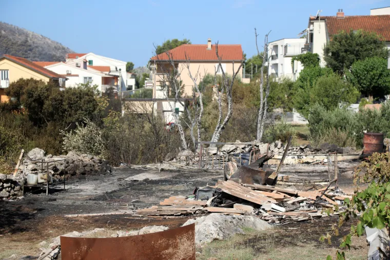 Ovo su apokaliptični prizori u Greba&scaron;tici dan nakon požara koji je gutao sve pred sobom