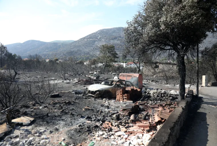 Ovo su apokaliptični prizori u Greba&scaron;tici dan nakon požara koji je gutao sve pred sobom