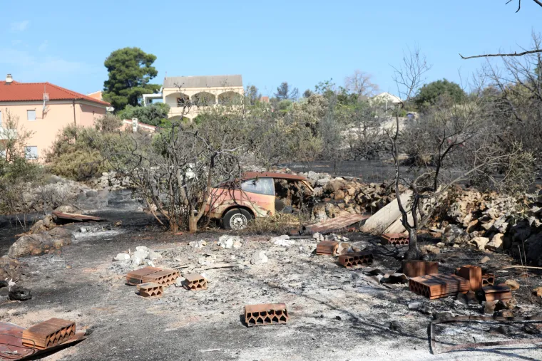 Ovo su apokaliptični prizori u Greba&scaron;tici dan nakon požara koji je gutao sve pred sobom