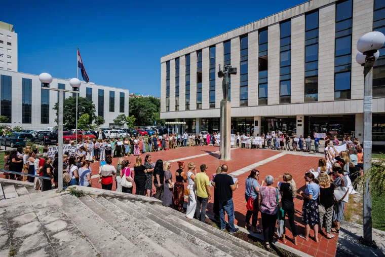 'Plenki šalji specijalce, slomiti nas nećeš': Djelatnici splitskih sudova ne odustaju od zahtjeva