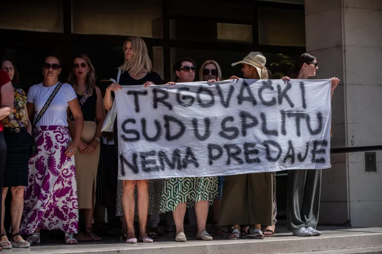 'Plenki šalji specijalce, slomiti nas nećeš': Djelatnici splitskih sudova ne odustaju od zahtjeva