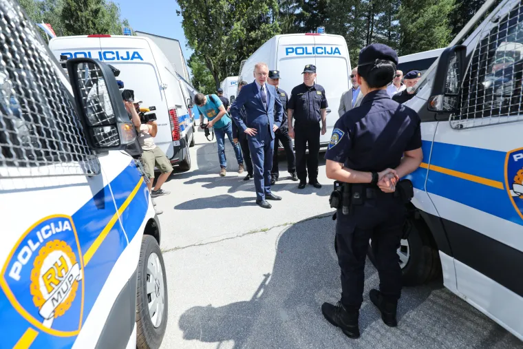 Rezervirano samo za kriminalce i zlotvore - MUP ponosno izložio nova vozila: 'Policiji samo najbolje'