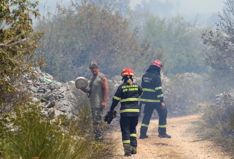 Sjećate se katastrofalnog požara u Raslini i Zatonu? Buknuo je na isti dan lani i skoro u istu minutu kao i požar u Grebaštici