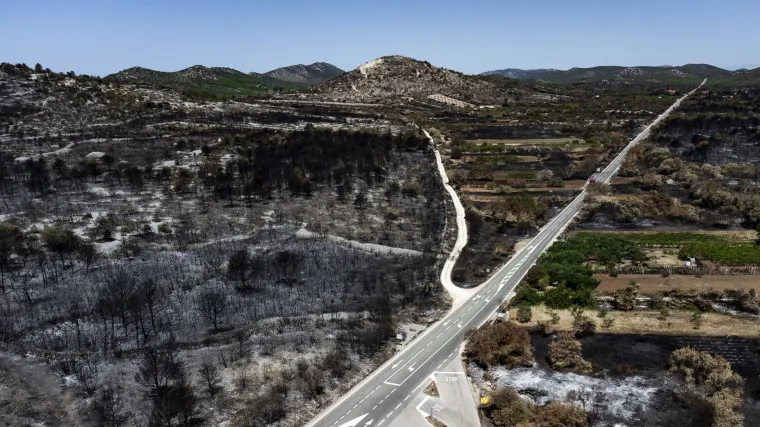 Sjećate se katastrofalnog požara u Raslini i Zatonu? Buknuo je na isti dan lani i skoro u istu minutu kao i požar u Greba&scaron;tici