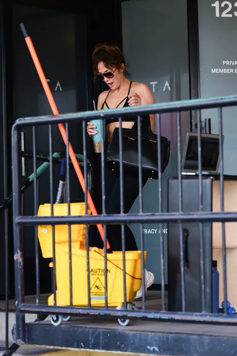 Za Jennifer Lopez (53) godine su samo broj: U oskudnom izdanju pokazala liniju na kojoj mnogi zavide