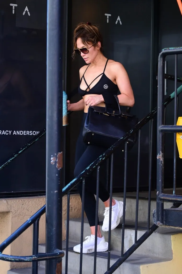 Jennifer Lopez je pobornica konzumiranja ulja grejpa koje dokazano reducira apetit. Tako je više puta rekla da ulje grejpa u bočici uvijek ima u torbici kako bi smanjila glad i uspjela se odreći grickanja kroz dan. Ulje se naime ‘konzumira’ tako da ga se miriše, a Jennifer ga navodno svako malo stavlja pod nos. Kada se priprema za turneje ili važne modne editorijale onda ga udiše i po 15 minuta odjednom.

