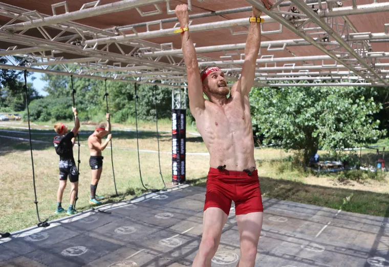 Njima ne smeta ni visoka temperatura, ni bodljikava žica. Održana prva Spartan utrka u Hrvatskoj. Sudjelovao i gradonačelnik Zurovec