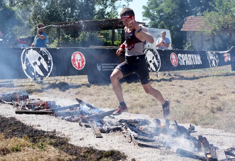Njima ne smeta ni visoka temperatura, ni bodljikava žica. Održana prva Spartan utrka u Hrvatskoj. Sudjelovao i gradonačelnik Zurovec
