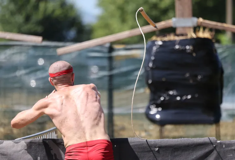 Njima ne smeta ni visoka temperatura, ni bodljikava žica. Održana prva Spartan utrka u Hrvatskoj. Sudjelovao i gradonačelnik Zurovec