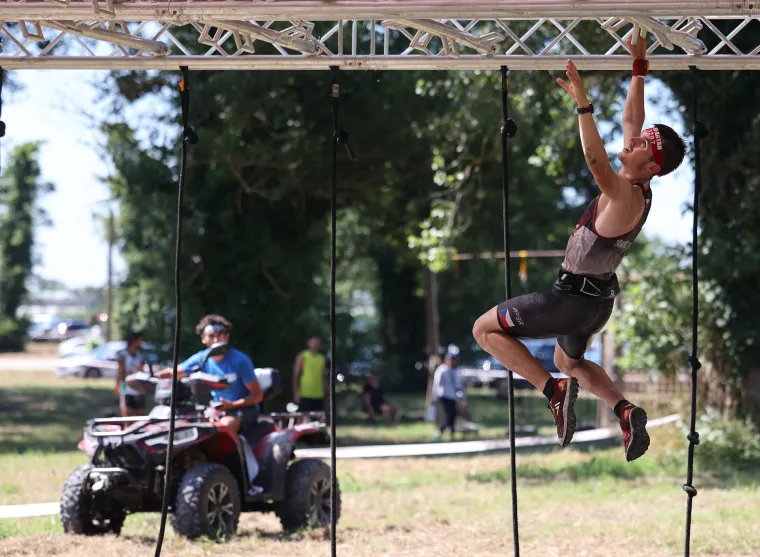 Njima ne smeta ni visoka temperatura, ni bodljikava žica. Održana prva Spartan utrka u Hrvatskoj. Sudjelovao i gradonačelnik Zurovec