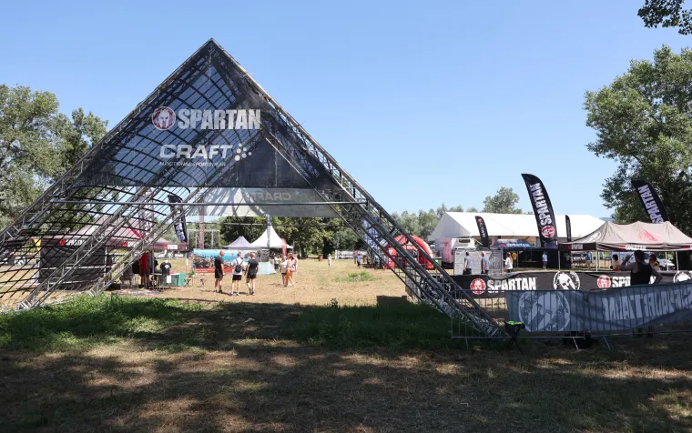 Njima ne smeta ni visoka temperatura, ni bodljikava žica. Održana prva Spartan utrka u Hrvatskoj. Sudjelovao i gradonačelnik Zurovec