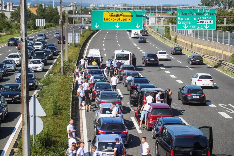 Torcida u velikom broju stiže na Superkup na Maksimiru: Pogledajte kakav su 'doček' imali na Lučkom
