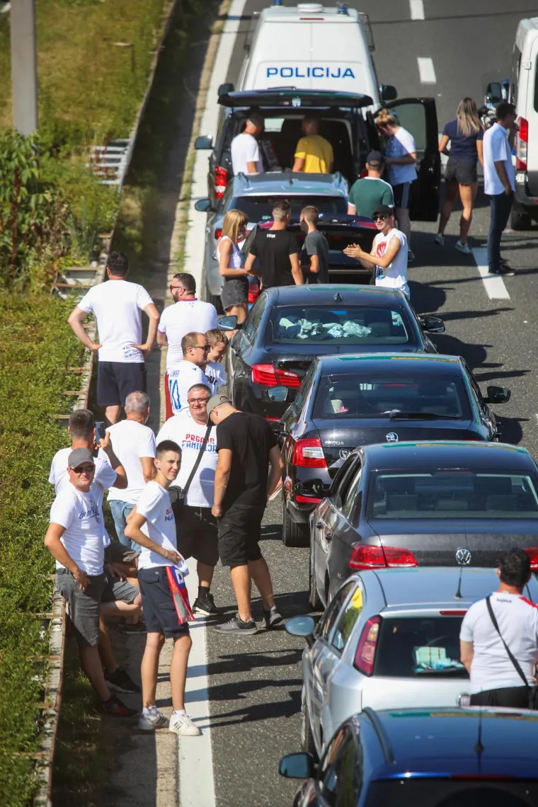 Torcida u velikom broju stiže na Superkup na Maksimiru: Pogledajte kakav su 'doček' imali na Lučkom