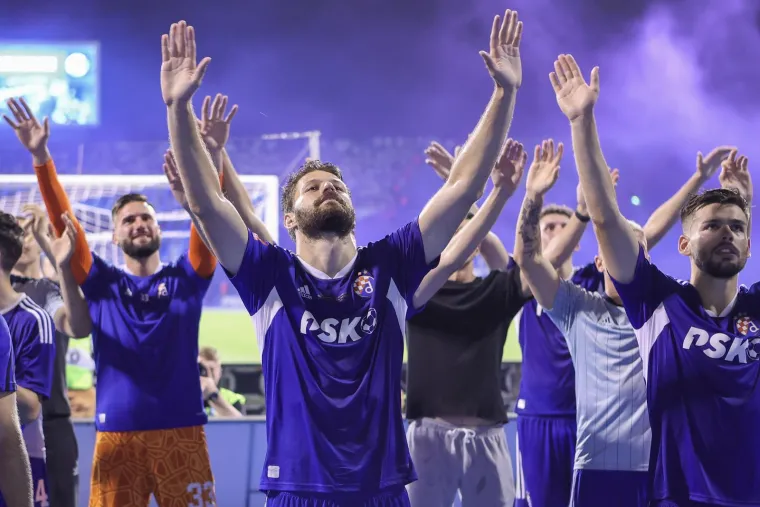 Pogledajte kako su igrači Dinama novi trofej proslavili ispod sjeverne tribine s Bad Blue Boysima