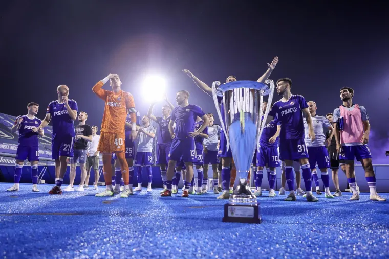 Pogledajte kako su igrači Dinama novi trofej proslavili ispod sjeverne tribine s Bad Blue Boysima
