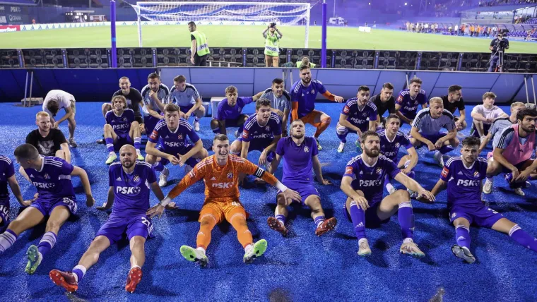 Pogledajte kako su igrači Dinama novi trofej proslavili ispod sjeverne tribine s Bad Blue Boysima