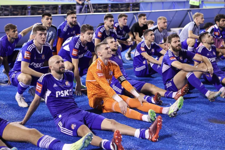 Pogledajte kako su igrači Dinama novi trofej proslavili ispod sjeverne tribine s Bad Blue Boysima
