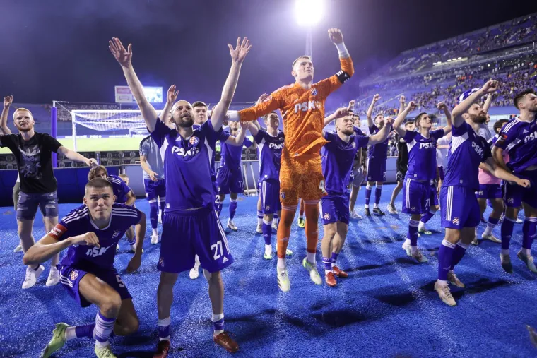 Pogledajte kako su igrači Dinama novi trofej proslavili ispod sjeverne tribine s Bad Blue Boysima