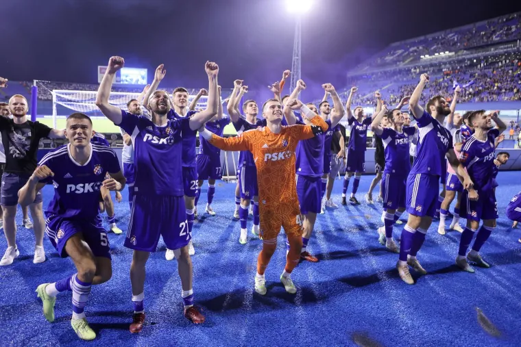 Pogledajte kako su igrači Dinama novi trofej proslavili ispod sjeverne tribine s Bad Blue Boysima