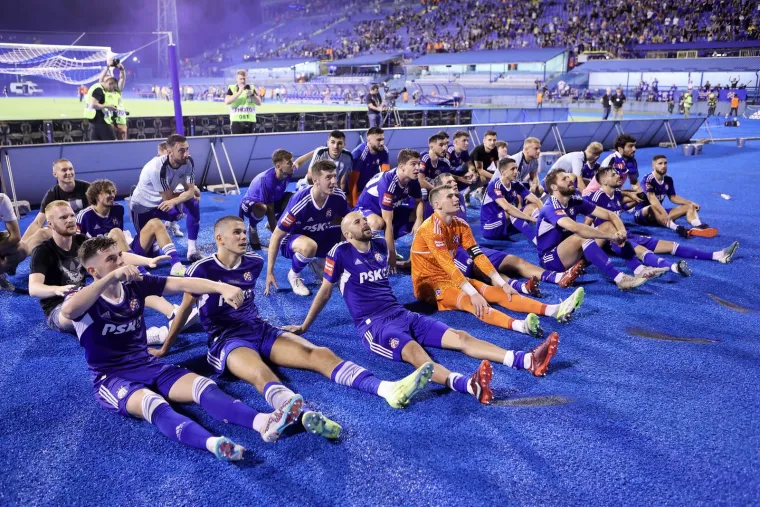 Pogledajte kako su igrači Dinama novi trofej proslavili ispod sjeverne tribine s Bad Blue Boysima