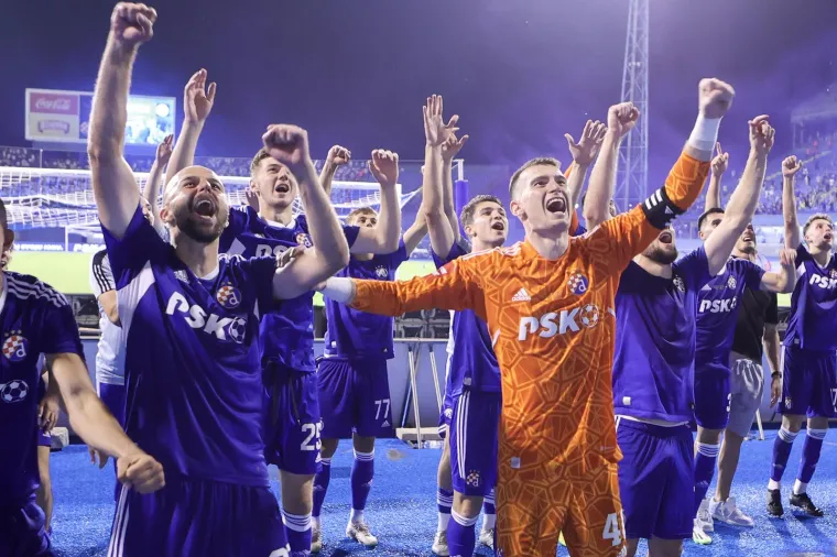 Pogledajte kako su igrači Dinama novi trofej proslavili ispod sjeverne tribine s Bad Blue Boysima