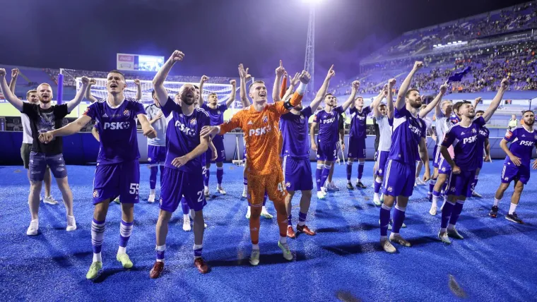 Pogledajte kako su igrači Dinama novi trofej proslavili ispod sjeverne tribine s Bad Blue Boysima