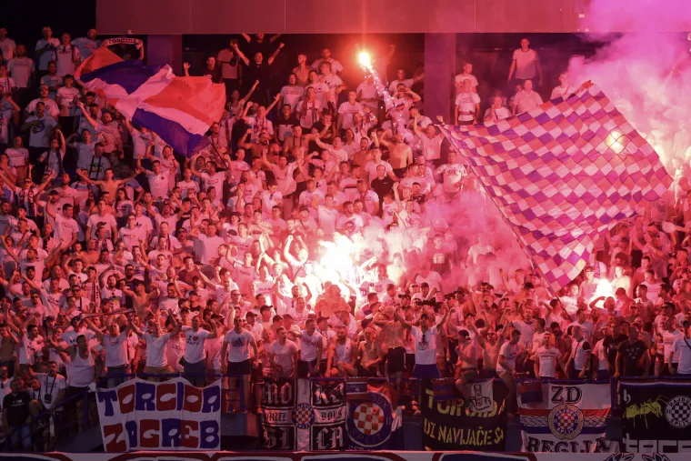 Torcida nakon poraza od Dinama palila stolice na Maksimiru