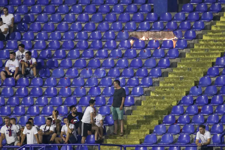 Torcida nakon poraza od Dinama palila stolice na Maksimiru