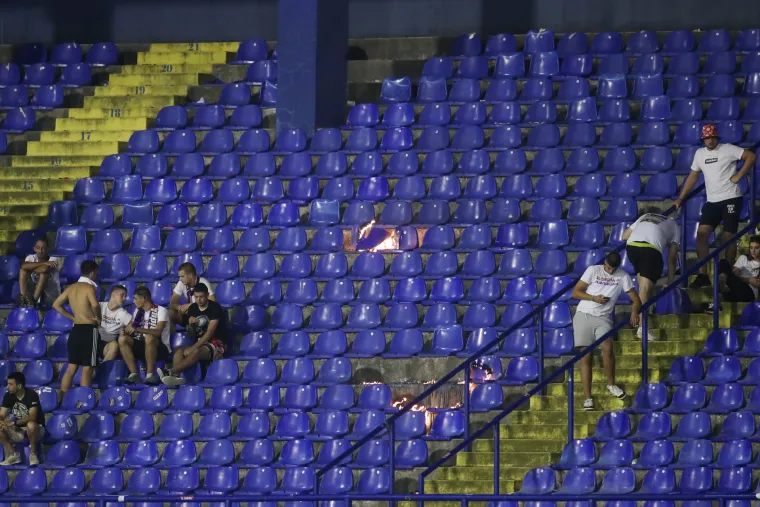 Torcida nakon poraza od Dinama palila stolice na Maksimiru