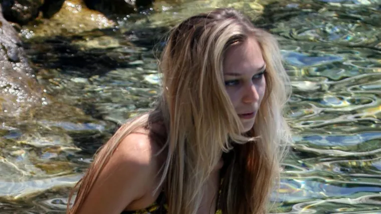 Plavokosa ljepotica tada se odmarala na du&scaron;eku u moru i sunčala svoje vitko tijelo. Za nju vrijeme kao da je stalo jer uspoređujući s dana&scaron;njim fotografijama, lijepa influencerica se uopće nije promijenila.