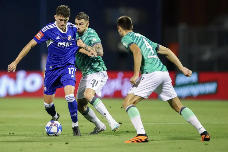 Fotoreporterima je na derbiju za oko zapela i ona:  Znate li tko je žena koja je sjedila na klupi Hajduka?