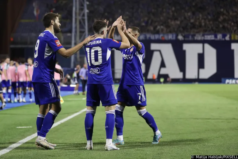 Fotoreporterima je na derbiju za oko zapela i ona:  Znate li tko je žena koja je sjedila na klupi Hajduka?