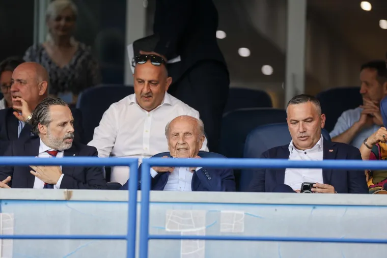 Fotoreporterima je na derbiju za oko zapela i ona:  Znate li tko je žena koja je sjedila na klupi Hajduka?