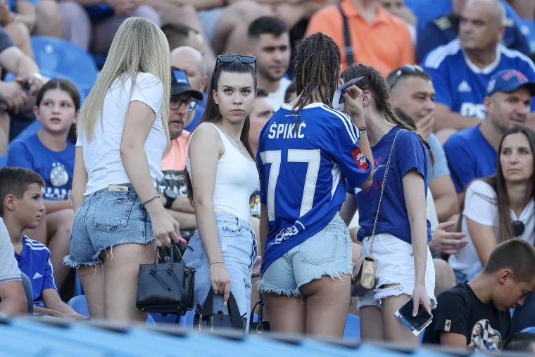 Fotoreporterima je na derbiju za oko zapela i ona:  Znate li tko je žena koja je sjedila na klupi Hajduka?