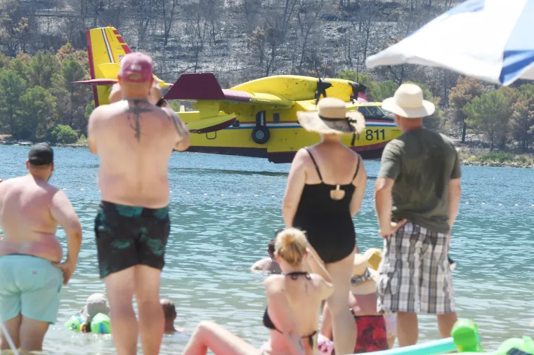 Požar kod Grebaštice pod kontrolom, kanaderi letjeli kraj  kupača, oni sve hvatali mobitelom