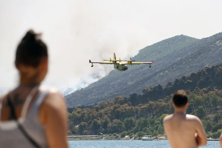 Požar kod Grebaštice pod kontrolom, kanaderi letjeli kraj  kupača, oni sve hvatali mobitelom