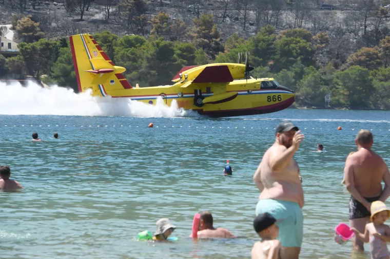 Požar kod Greba&scaron;tice pod kontrolom, kanaderi letjeli kraj  kupača, oni sve hvatali mobitelom