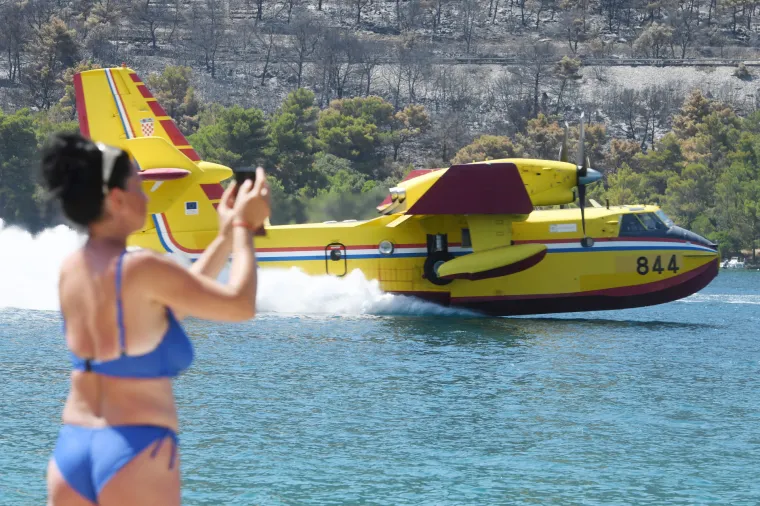 Požar kod Greba&scaron;tice pod kontrolom, kanaderi letjeli kraj  kupača, oni sve hvatali mobitelom