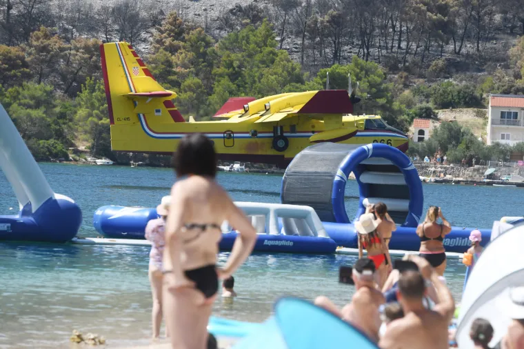 Požar kod Greba&scaron;tice pod kontrolom, kanaderi letjeli kraj  kupača, oni sve hvatali mobitelom