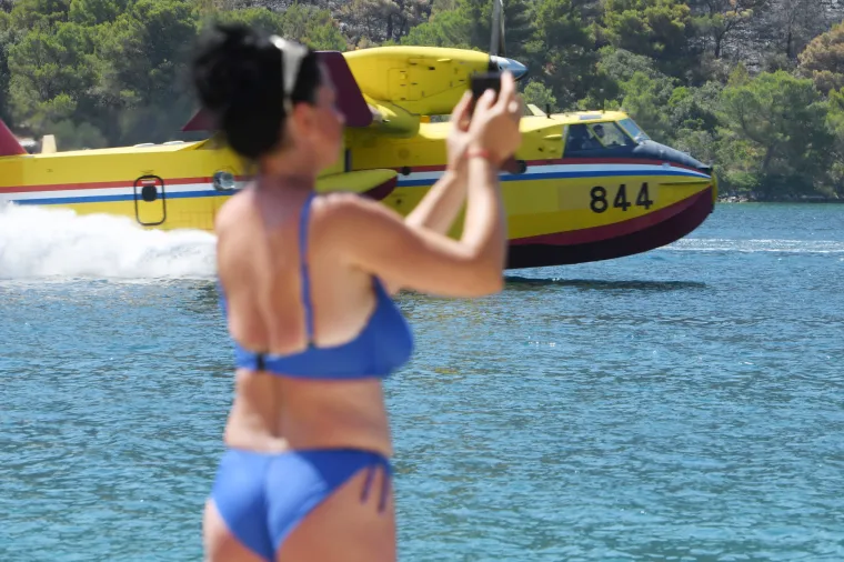 Požar kod Greba&scaron;tice pod kontrolom, kanaderi letjeli kraj  kupača, oni sve hvatali mobitelom