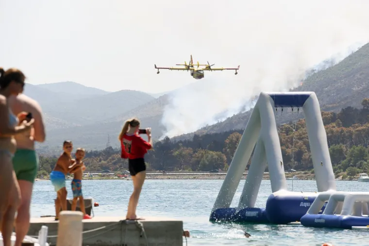 Piloti kanadera oduševili kupačice na plaži svojim spretnim manevrima dok su gasili požar u Grebaštici