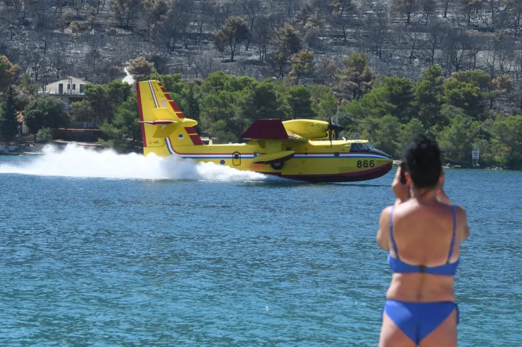 Piloti kanadera oduševili kupačice na plaži svojim spretnim manevrima dok su gasili požar u Grebaštici